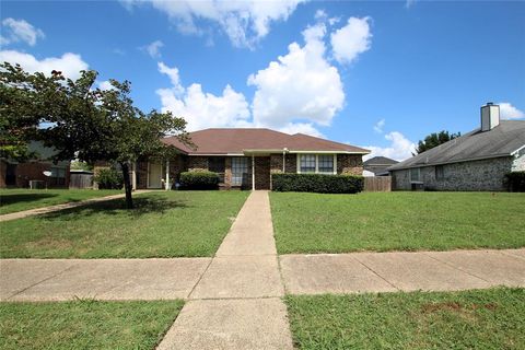 Photo of 2910 Tanglewood Drive, Lancaster, TX 75134 (MLS # 21311296)