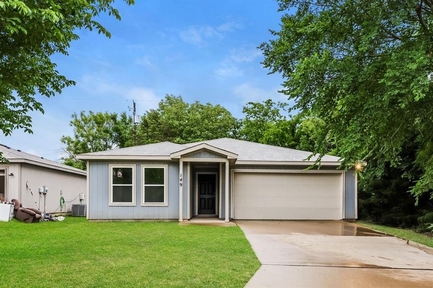 3 bedroom, 2 bathroom, open concept floor plan and many modern amenities throughout. The kitchen boasts a large island with upgraded countertops and energy efficient appliances. Private primary bedroom includes ensuite bathroom and walk in closet.