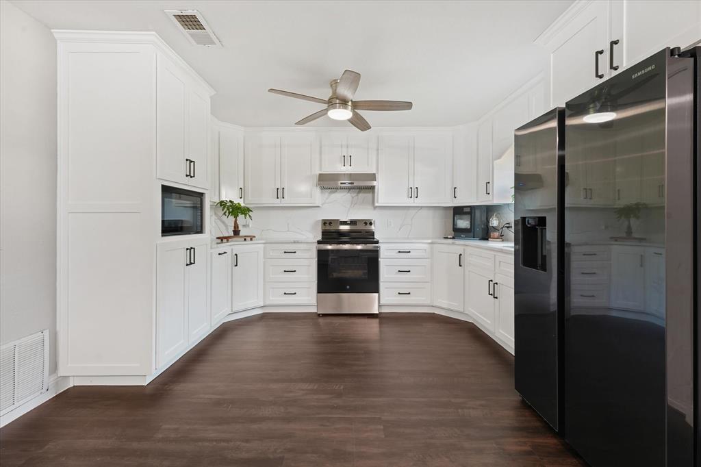 Photo of 1405 Langston Street, Fort Worth, TX 76105 (MLS # 21420128)