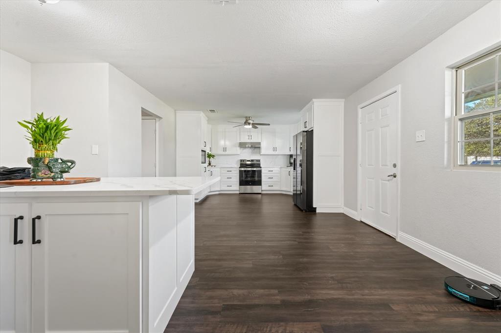 Photo of 1405 Langston Street, Fort Worth, TX 76105 (MLS # 21420128)