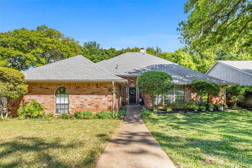 Welcome to sought-after Huntwick, known for its unique, tree-lined homes. This 4-bed, 2.5-bath home offers two living two dining areas, plus a wall of windows with peaceful, private views.
Enjoy a split-level backyard with a covered patio across the rear, leading to a private yard with a tree swing and fire pit, ideal for entertaining. The spacious primary suite features a sitting area and a built-in bookcase. En-suite includes dual vanities, a soaking tub, and a stained-glass window. The home has too many updates to list; see the transaction desk for the full list. This home is well cared for. Schedule a showing today!
Located 5 minutes from Arlington Lake, 2 min to the high rated Martin High school, with easy access to shopping, dining, and entertainment.
