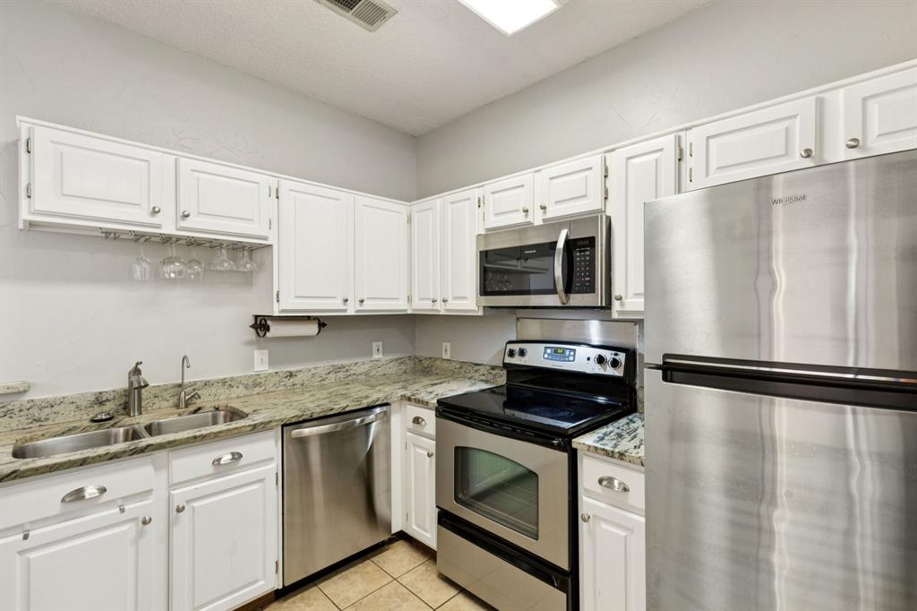 Oaks Of Lakewood Condo - Residential