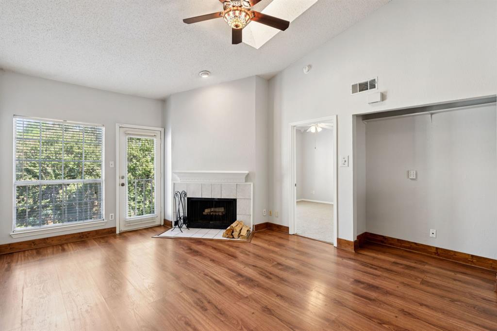 Oaks Of Lakewood Condo - Residential