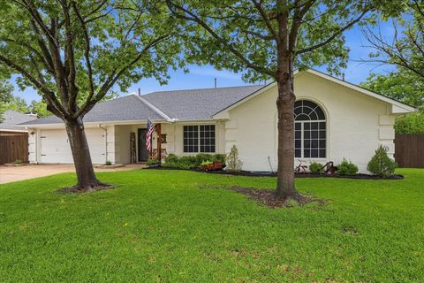 Photo of 202 Colonial Heights, Sanger, TX 76266 (MLS # 21276037)