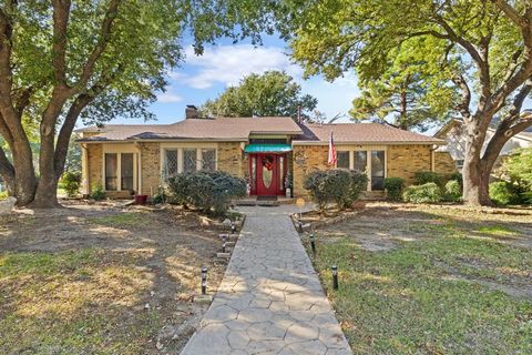 Photo of 1519 Shannon Place, Carrollton, TX 75006 (MLS # 21125913)