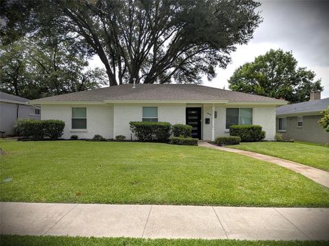 Photo of 1400 Oakhill Drive, Plano, TX 75075 (MLS # 21335988)