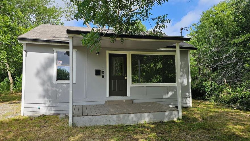 A Bungalow Getaway!
Cute 2 bedrooms and one bath small home is great for going to this area for a week or a weekend. Close to all 3 Fannin County lakes that are in the area. The Ralph Hall Lake in Ladonia is underway but not filled with water like the Bois D Arc and Bonham lakes are. Come see if this fits your permanent home needs or a vacation home.