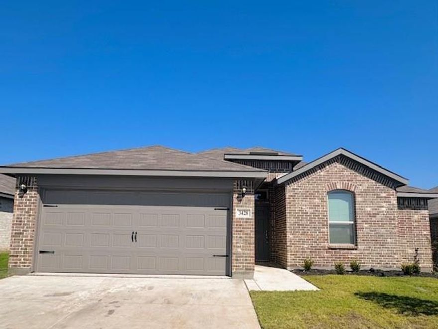 3 bedroom, 2 bath home. Open concept kitchen, family room, dinning, large kitchen with stainless steel appliances, large tiled walk-in shower in owners suite, large walk-in closet, wood look tile flooring in common areas. covered back patio! Tenant occupied till November 30th.