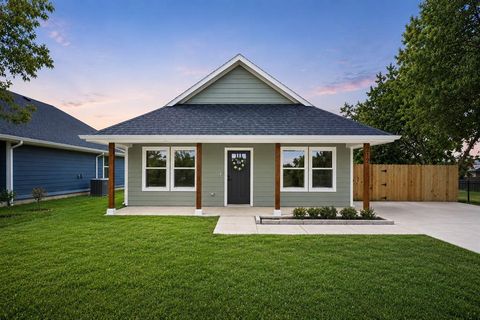 Photo of 212 W Madison Street, Hillsboro, TX 76645 (MLS # 21325009)