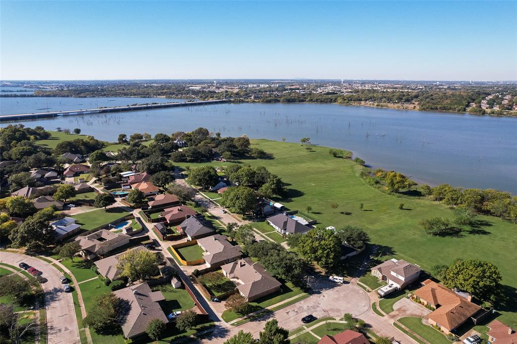 6102 Lakeshore Drive