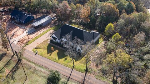 A home in Lindale