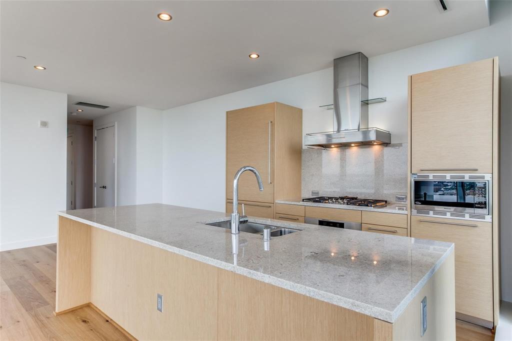 2900 McKinnon Street 2404
