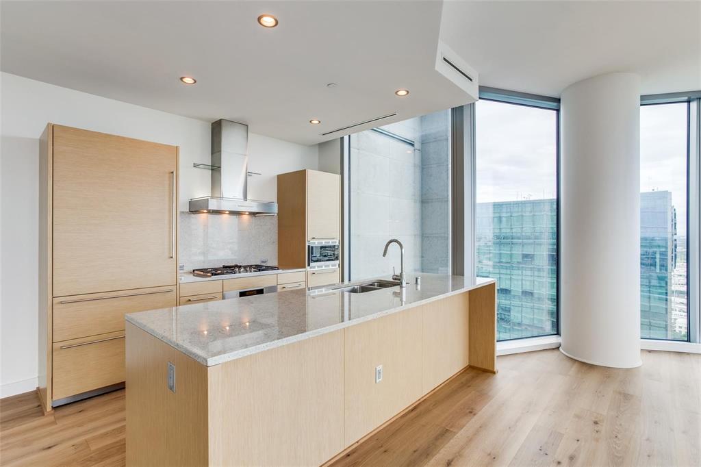 2900 McKinnon Street 2404