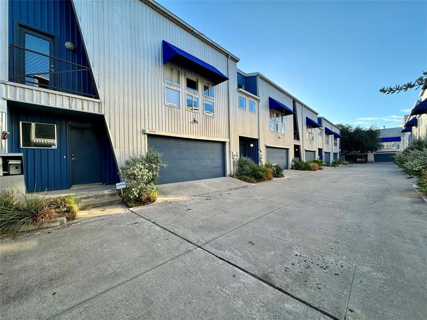 Trendy combination of location, design, construction & lifestyle. Kitchen has stainless steel appliances, granite counters, and a breakfast bar that opens to spacious living room drenched with natural light. The 3-level floor design is big & bright, complete with 2 balconies & a private fenced back yard and a 2-car garage. Don't miss out on this opportunity for downtown views, convenience of shopping & restaurants, plus a jacuzzi tub! Tenant maintains yard in back fenced in area. HOA maintains common yard. Security system not monitored.