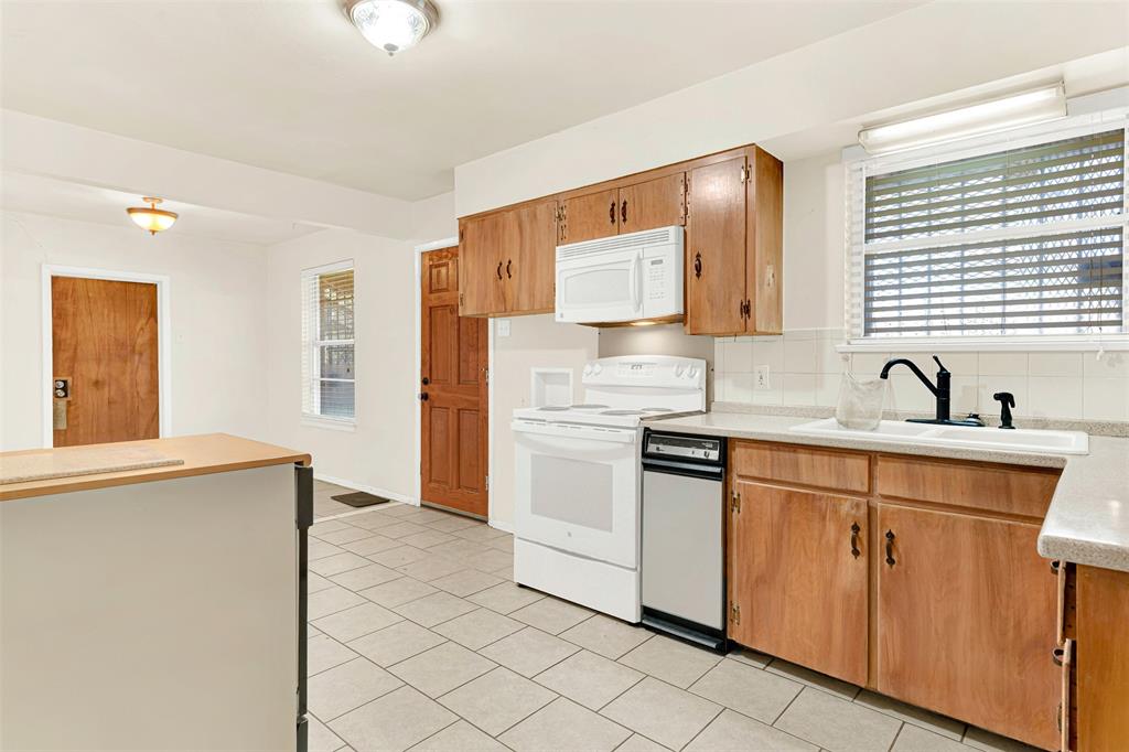 2729 Lockhart Avenue