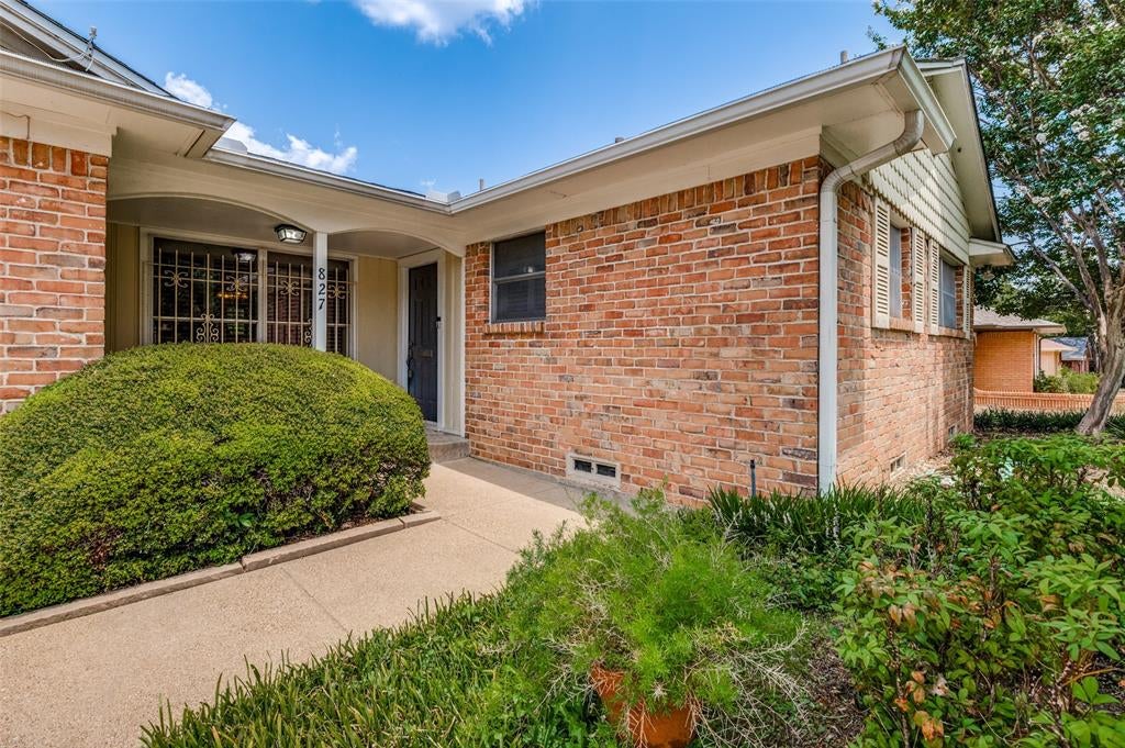 827 Oak Forest Drive