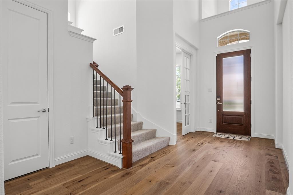 300 Foxglove Hill