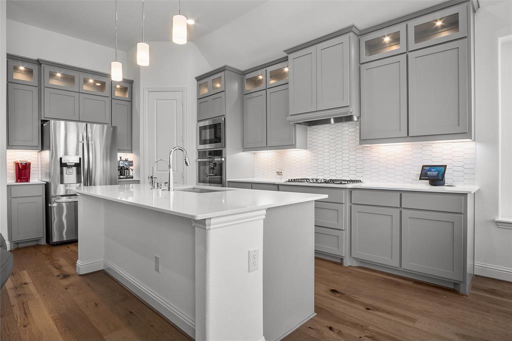 300 Foxglove Hill