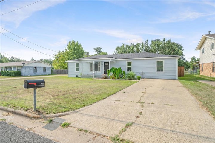 Photo 1 of 26 — 504 E Pennsylvania Avenue, Van, TX 75790