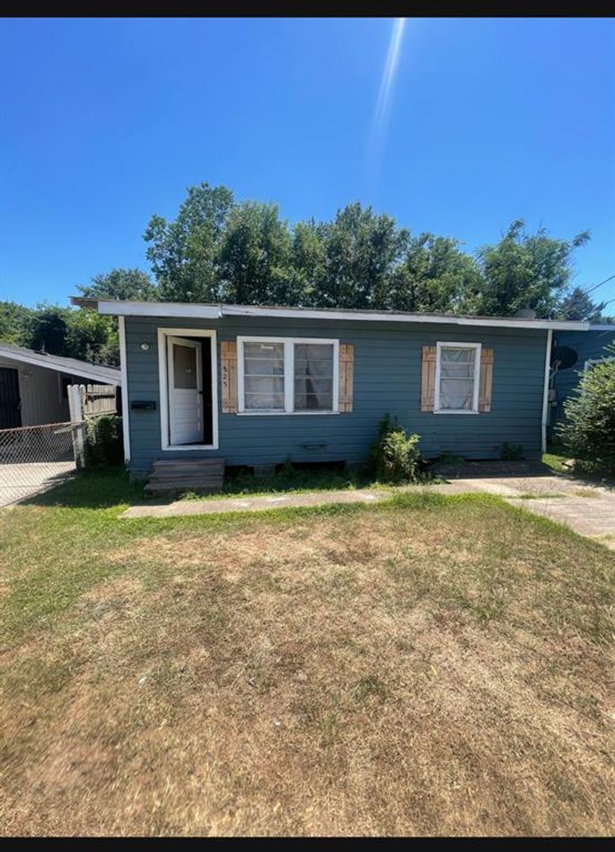 Investment Opportunity! This is property part of a Package Deal. Seller is willing to sell smaller package as well. With some renovation and improvements, this property could become a good cash flowing property. Here is some information for all of the properties that is part of the package deal. Each property is under 50K! All of the properties ,EXCEPT for 4302 Illinois, have long term tenants in there. The cash flow for each property ranges from $500 to $700. All properties are located in Shreveport, LA. Here is a list of the properties that is part of the package deal...3726 Portland 30k, 1524 W 59th st 39k which is a DUPLEX, 4302 Illinois 16k, 250 E 68th st 10k which is firmed, 2536 Desoto 27k, 529 and 525 Sassafras 24k each, 4122 Carver 44k, 2424 Highland 47k.
Owner will not consider Assignment Offers nor Owner Financing. Prefer method of purchasing is all cash or other financing loans.