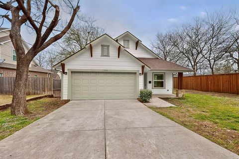 Photo of 1306 Oak Street, McKinney, TX 75069 (MLS # 21196174)