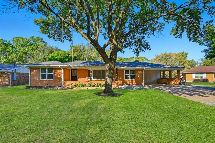 Seller-renovated in 2025 with plans to stay—but their change is your gain! Major updates include new floors, HVAC, full electrical, foundation repair, new water heater, kitchen, and baths with quartz and modern finishes. Open layout blends charm and style. Oversized lot backs to trees, creek, and storm bunker, with subdivision potential near downtown Van Alstyne. Quiet area—5-min walk to town, 3-min to new park, 2-min to US-75. No HOA, strong schools, and priced to move—a rare find in a growing town.