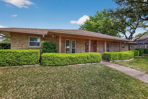 Photo of 600 Britain Court, Irving, TX 75062 (MLS # 21225028)