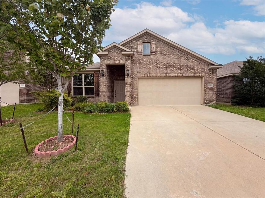Move-in ready and designed for modern living, this stunning home features an open floor plan with a gourmet kitchen, granite
countertops, stainless steel appliances, spacious pantry, and cozy breakfast nook. The private primary suite offers dual
sinks, a separate shower and tub, and a large walk-in closet. Enjoy a spacious fenced backyard, ideal for relaxing or
entertaining. Bonus: Includes a 100-day home warranty for added peace of mind.
