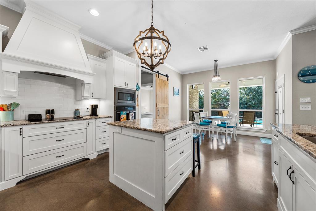 580 Whispering Oaks