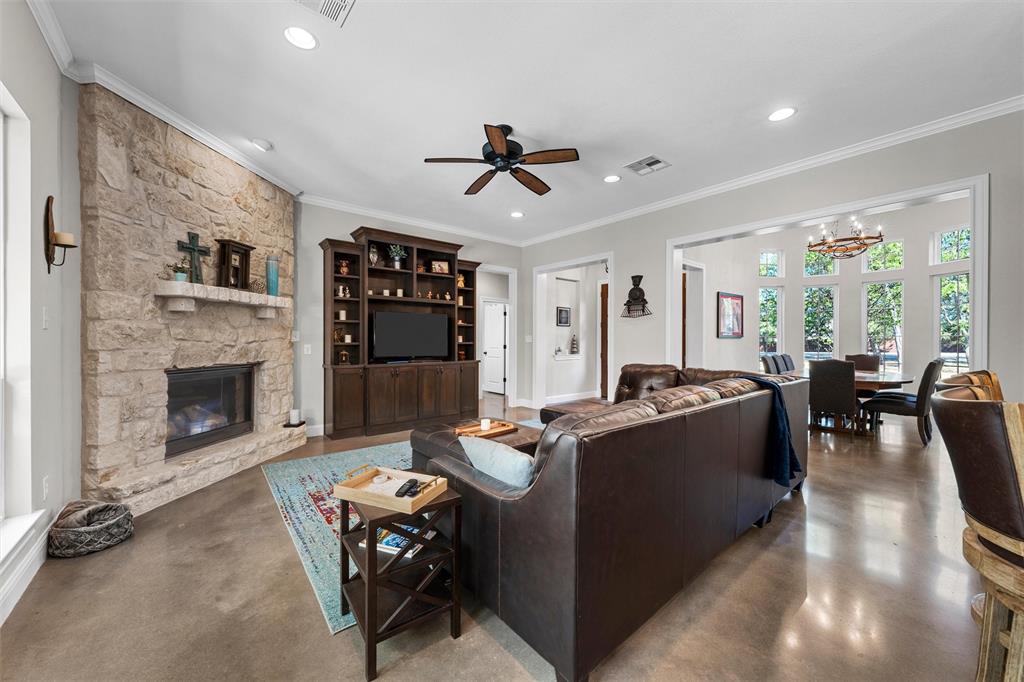580 Whispering Oaks