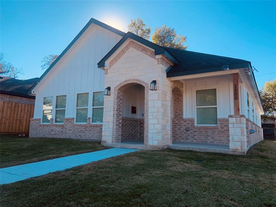 AVAILABLE NOW Dec 1, 2025 3 Bed, 2 Bath brand-new home gated, fenced and secured

Experience the perfect combination of comfort, privacy, and convenience in this 3-bedroom, 2-bath home, ideally situated in a quiet and peaceful neighborhood with easy access to the TCU, Medical Center, Downtown Fort Worth, major highways, retail centers and much more!

Featuring an open and spacious layout, this property is ideal for roommates, traveling professionals, or anyone seeking comfort. Rent does not include electricity, water, furniture, Internet and a security system, modern appliances such as a refrigerator, dishwasher, oven, stove, TV, laundry washer, and dryer.

Whether you need a short-term stay (few days or weeks), a flexible lease (month-to-month) or long term rental, this home offers everything you need for a convenient and stress-free living experience. Pets are welcome (fees apply)!
Qualification criteria for lease include: background check, minimum credit score, payment of deposit and monthly rent.

Contact agent for more info (text agent with your name and phone nb for a call back)