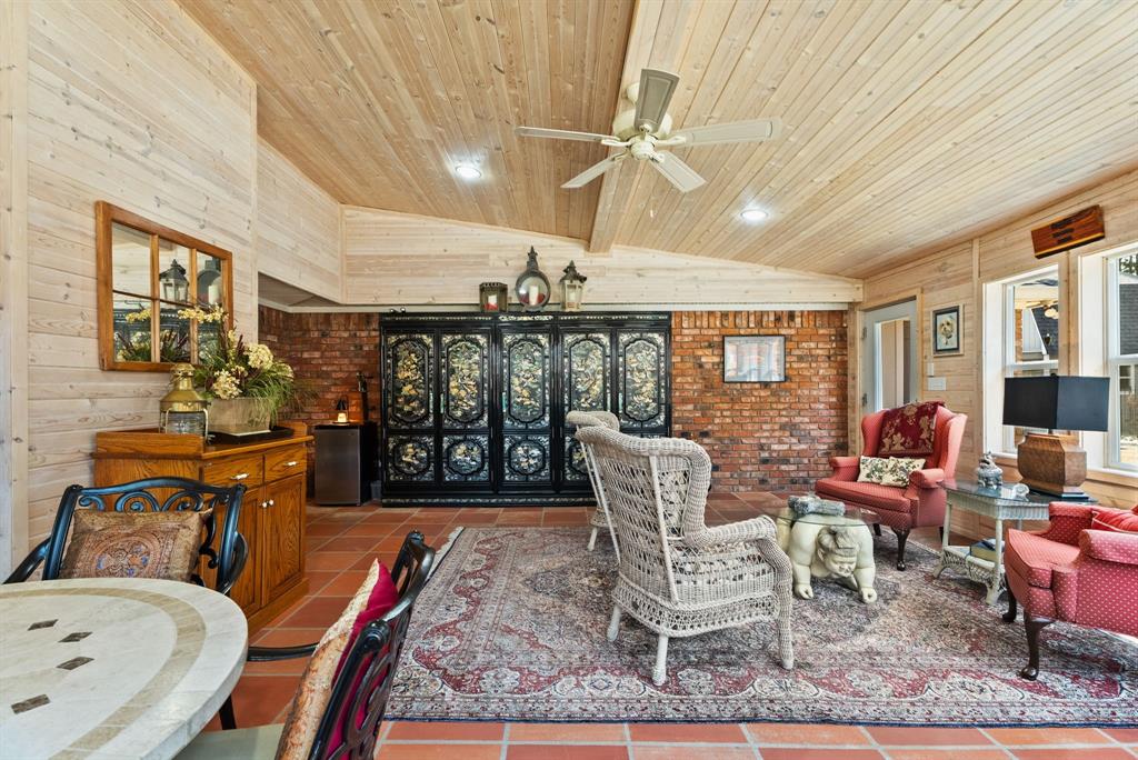 MINEOLA - Residential