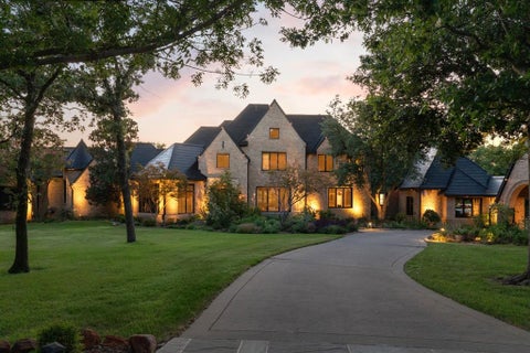 Photo of 2005 Bayshore Drive, Flower Mound, TX 75022 (MLS # 21357065)