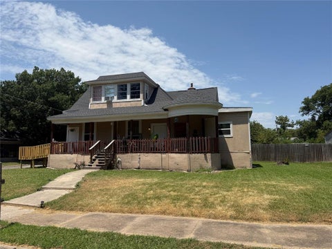 Photo of 610 W 6th Street, Bonham, TX 75418 (MLS # 21347041)