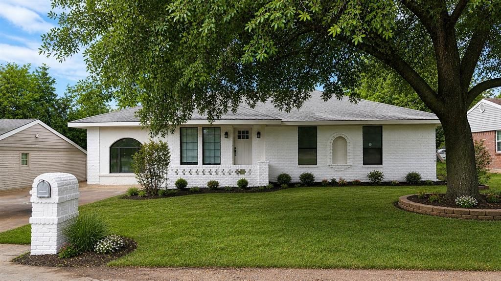 Photo of 734 Tower Crest Drive, Duncanville, TX 75116 (MLS # 21258363)