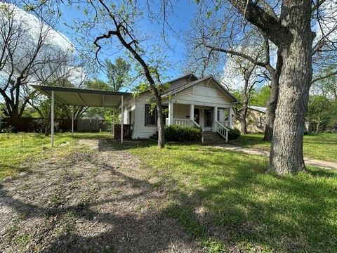 Photo of 908 E Titus Street, Mexia, TX 76667 (MLS # 21243852)