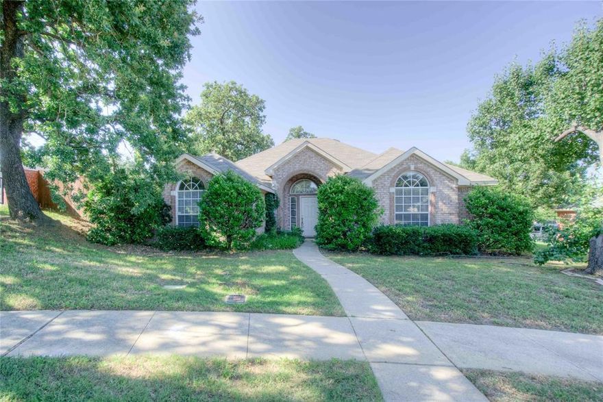 New paint will be done by Saturday . AVAILABLE FOR MOVE IN NOW. ALL NEW LAMINATE FLOOR ON ALL BEDROOMS.  Lovely Single Story Home on Cul-de-sac. Peaceful, family neighborhood near bike, walking trails. Open floor plan with laminate floor in common area. Nice size kitchen with breakfast nook.  Great for entertainment. Perfect location, easy access to all major highway, schools and shopping.