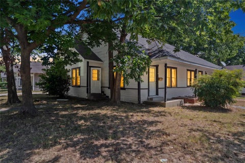 Photo of 1406 Sycamore Street, Commerce, TX 75428 (MLS # 21362014)
