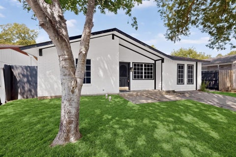 Photo of 2441 Lakeshore Drive, Grand Prairie, TX 75051 (MLS # 21371049)