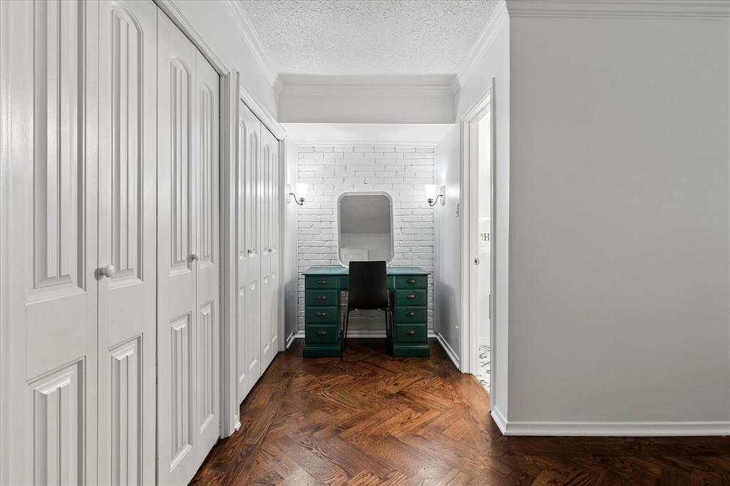 Royal Oaks Condo - Residential