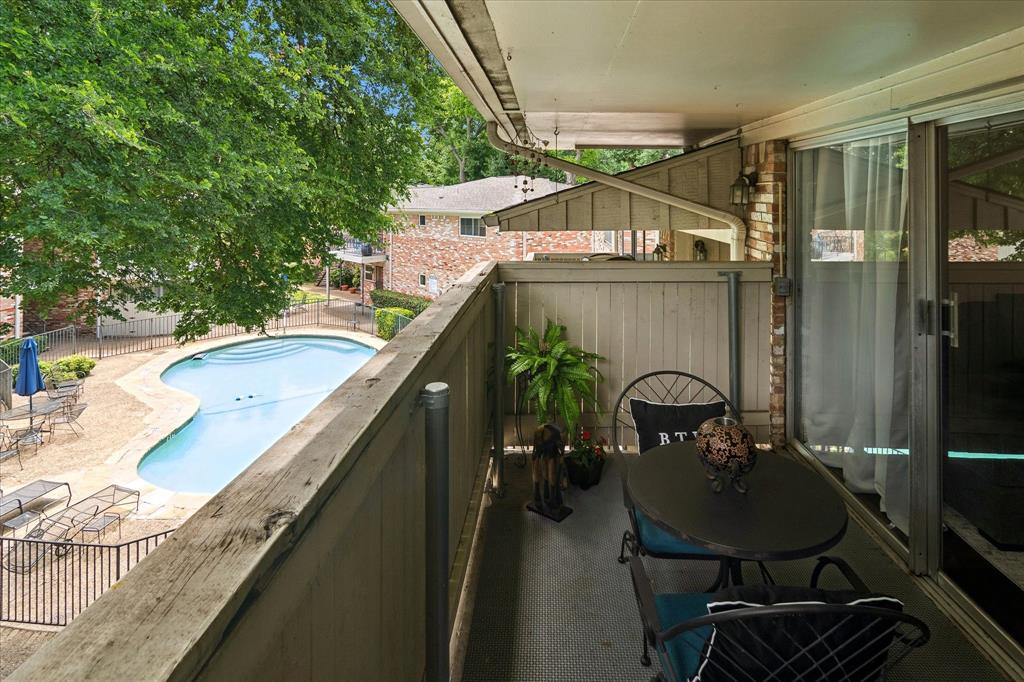 Royal Oaks Condo - Residential