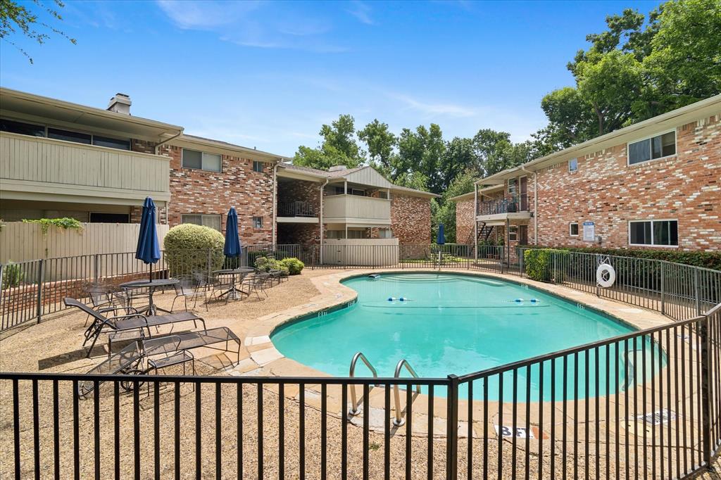 Royal Oaks Condo - Residential
