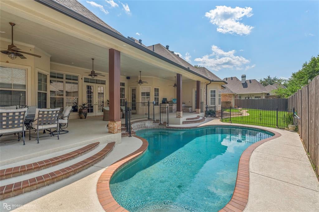 200 Evangeline Walk