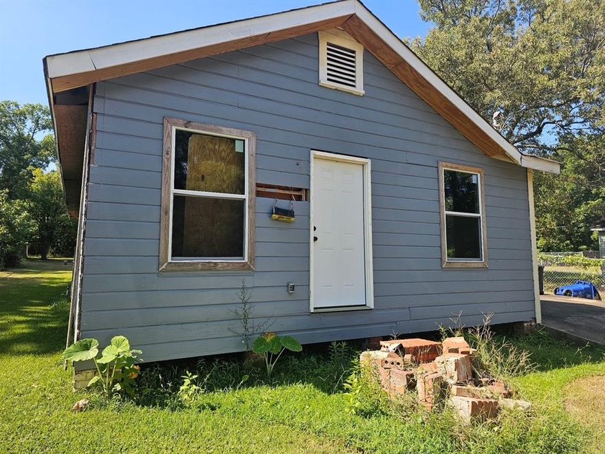 Investors....Bring your vision and tool box! This canvas is ready for your creativity to bring it back to life! Will be a great income producing asset perfect to add to your growing portfolio.