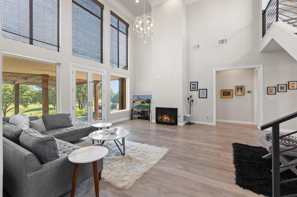 7702 Lakecrest Circle