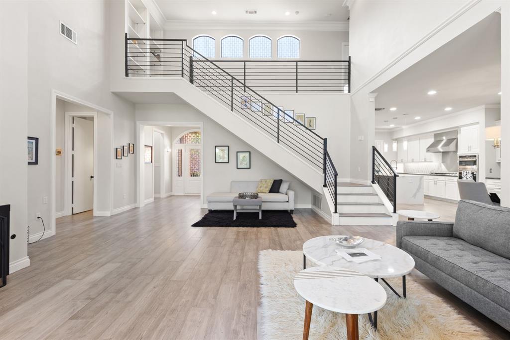 7702 Lakecrest Circle