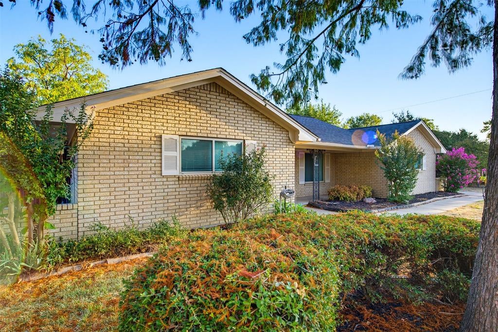 5005 Fall River Drive