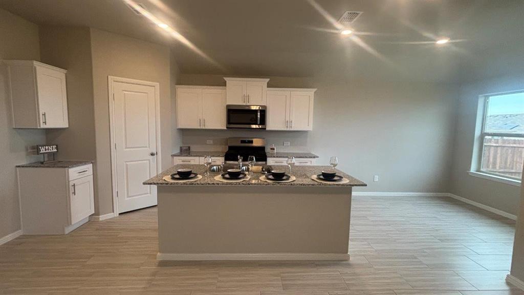 9460 GOLDEN TREE Avenue