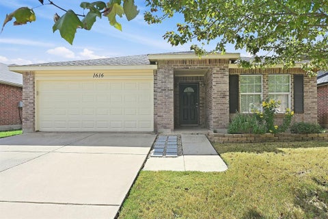 Photo of 1616 Diamond Lake Trail, Fort Worth, TX 76247 (MLS # 21393307)