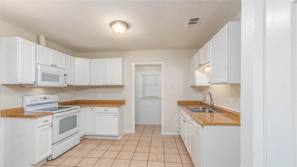 TRI-COUNTRY EST 1ST FIL ADDN BLOCK 8 LOT 8 - Residential